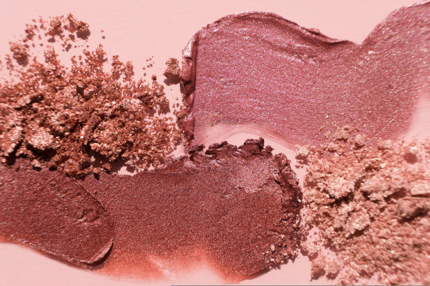 化妆品色板。桃，米色，红色和珊瑚色调风格的化妆品平躺。特写口红和阴影调色板。创意概念化妆品样品。粉彩背景上的美容产品图片下载