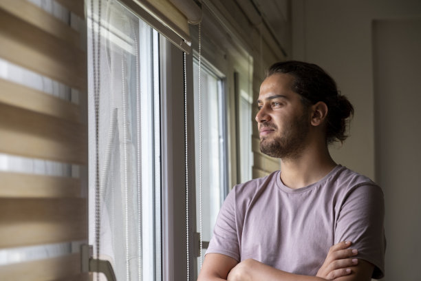 年轻英俊的建筑师，一头长发，坐在办公室里图片下载