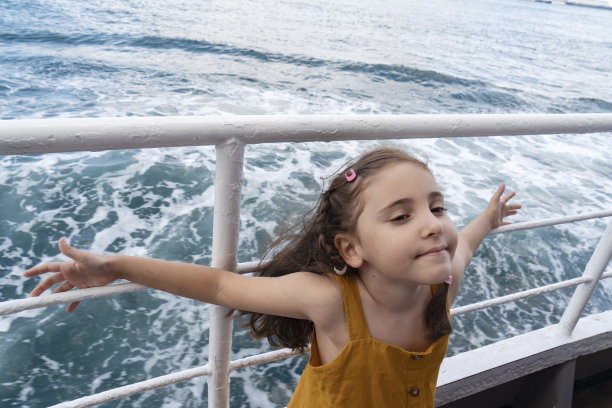 小女孩在渡船上旅行图片下载