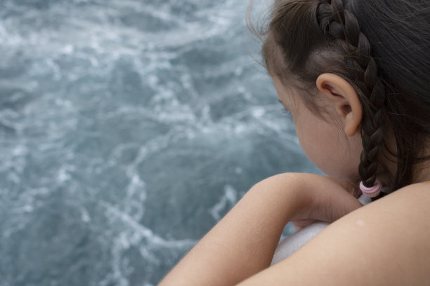 小女孩在渡船上旅行图片下载