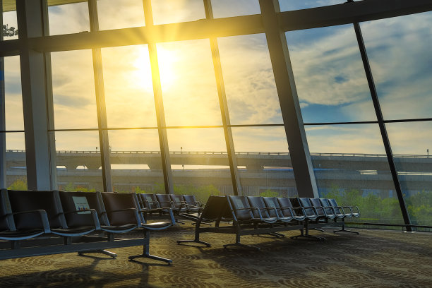 玻璃幕墙空间被阳光反射图片下载