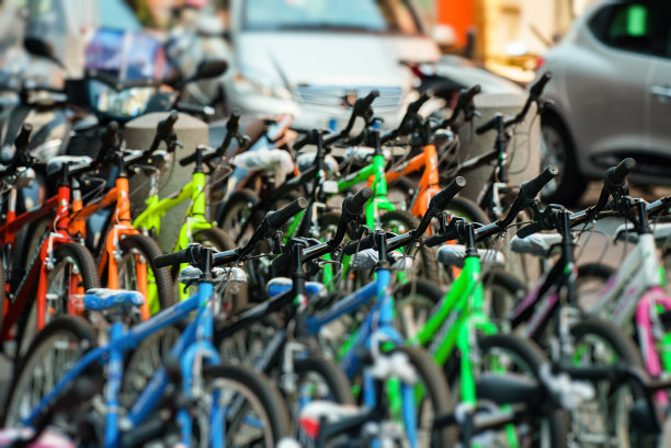 自行车在街上。自行车租赁服务。图片下载
