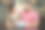 年幼的女儿在父亲节和他的生日给父亲一个礼盒，库存照片图片下载
