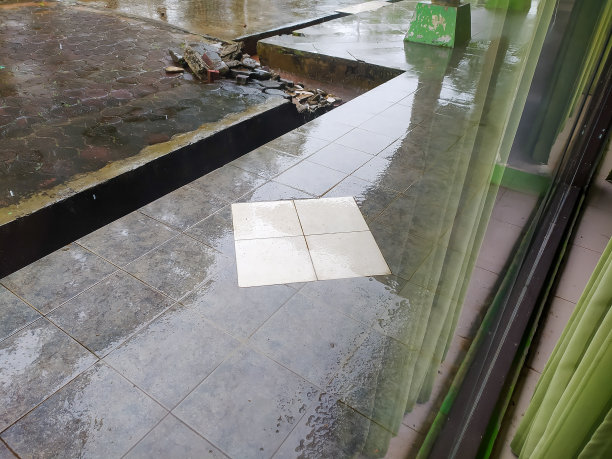 瓷砖被雨水淋湿的镜头图片下载