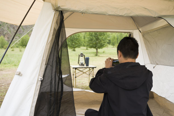 亚洲男性户外露营的休闲时间图片下载