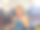 年轻女子乘火车旅行，看手机和使用信用卡图片下载