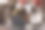 戴着圣诞帽的多民族女性团队在工作图片下载