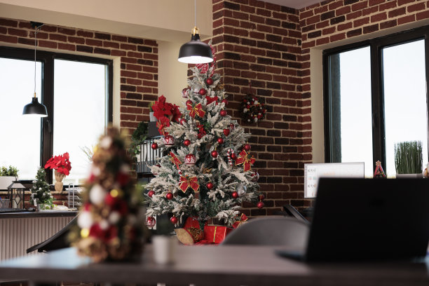 空荡荡的办公室里的圣诞树彩灯和装饰品图片下载