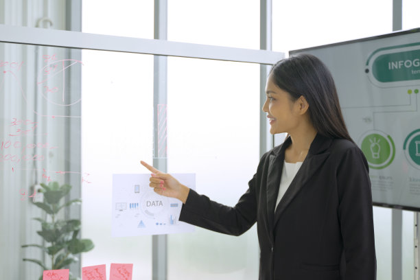 员工独自在办公室工作。图片下载