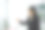 员工独自在办公室工作。图片下载