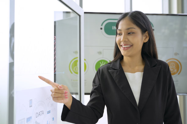 员工独自在办公室工作。图片下载