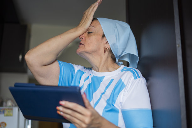 一名阿根廷女子观看比赛的肖像图片下载