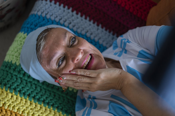 一名阿根廷女子观看比赛的肖像图片下载