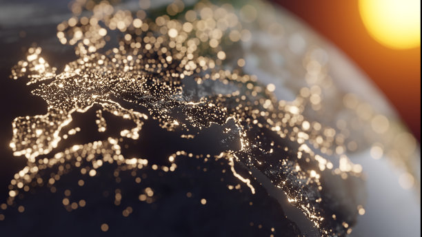 行星地球在夜晚-欧洲城市的灯光在黑暗中发光图片下载