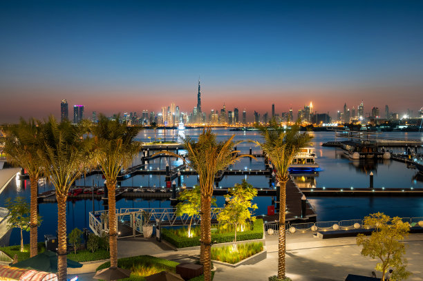 迪拜河港的迪拜天际线蓝色时刻图片下载