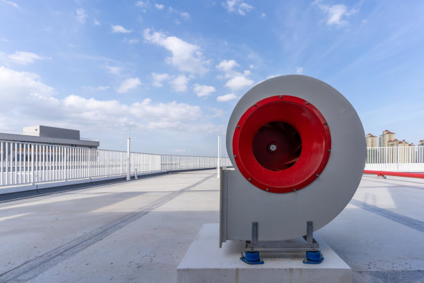 现代建筑屋顶上的通风设备图片下载