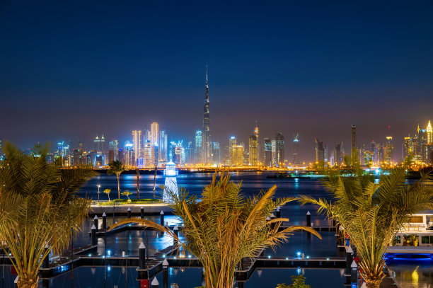 迪拜河港的迪拜天际线蓝色时刻图片下载