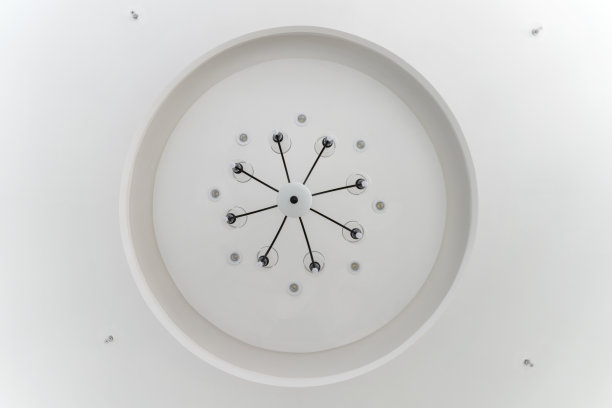 白色天花板上一盏有个性的灯图片下载