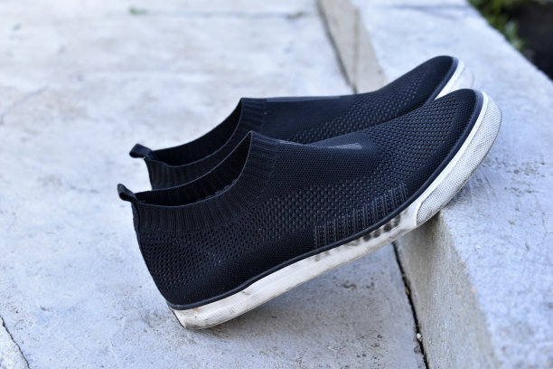 灰色背景的浅夏季黑色靴子图片下载