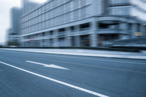 模糊空旷的城市道路和现代建筑图片下载