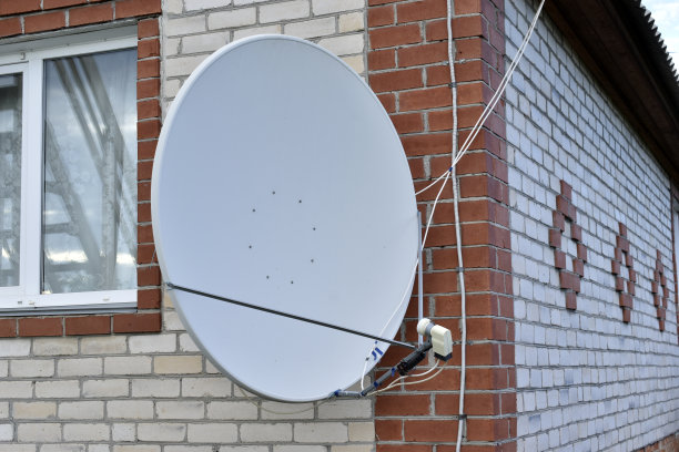 夏天一栋砖砌私人住宅的抛物线天线图片下载
