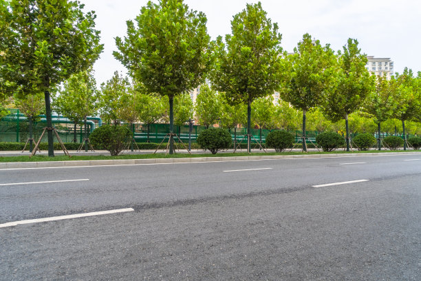 城市里空荡荡的道路图片下载