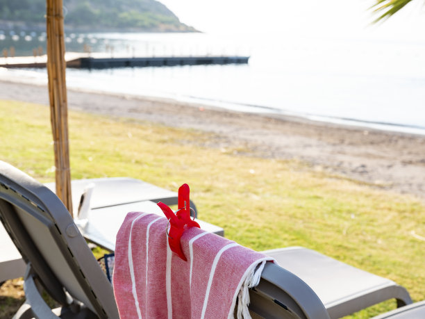 沙滩毛巾上的晒衣夹。Aspat海滩图片下载