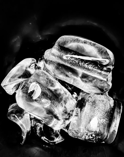 冰块的形状已经被调整为添加了颜色，它将帮助刷新，让你感觉很好。冰的背景图片下载