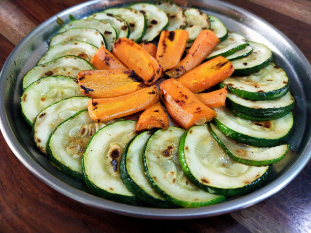 烤西葫芦和胡萝卜图片下载