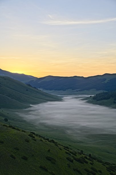 日出时大雾弥漫在意大利山脉的山谷图片下载