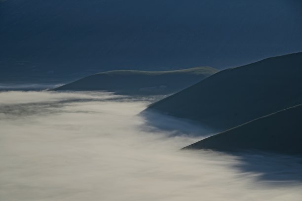 日出时大雾弥漫在意大利山脉的山谷图片下载