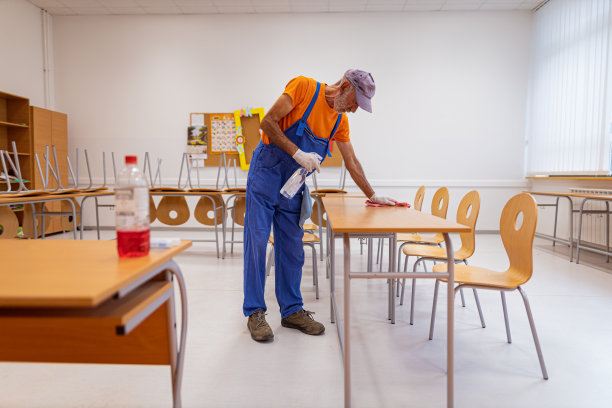 清洁工在给高中教室消毒图片下载