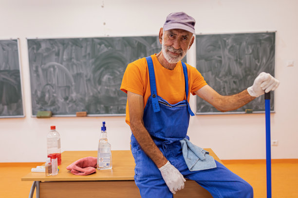 微笑的清洁工在学校图片下载