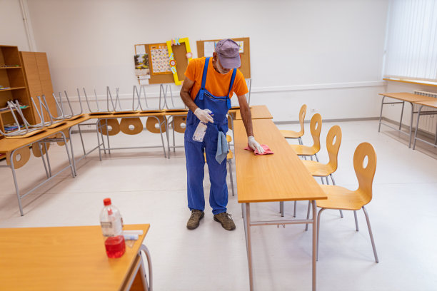 清洁工在给高中教室消毒图片下载