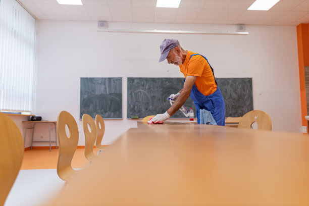 清洁工在擦拭桌子上的灰尘图片下载