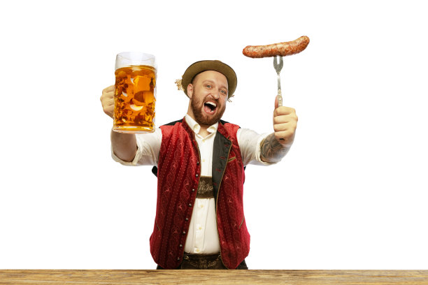 年轻男子的肖像穿着传统的巴伐利亚或德国服装孤立在白色背景。烤香肠和泡沫啤酒图片下载