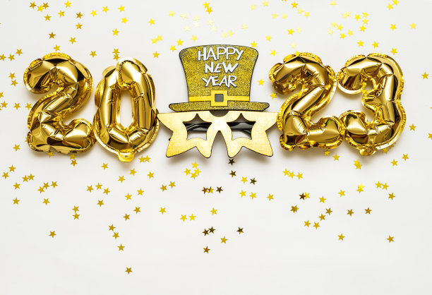 2023号由金色气球和狂欢节面具制成。新年快乐。图片下载