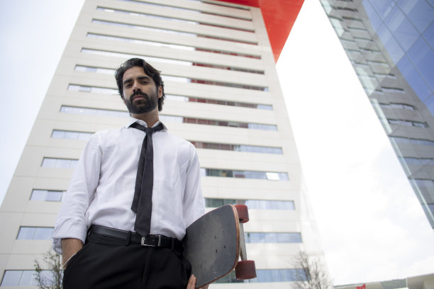 拿着滑板的行政人员图片下载