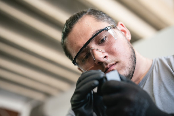 工业工人打磨金属零件图片下载