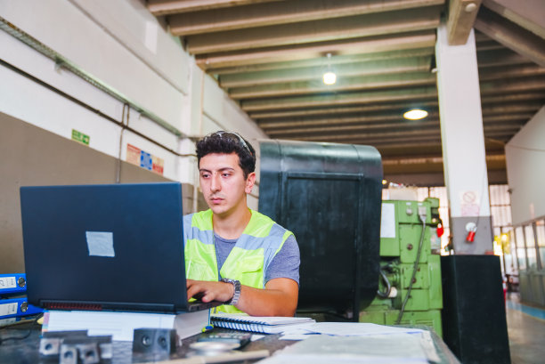 机械工程师使用笔记本电脑工作图片下载