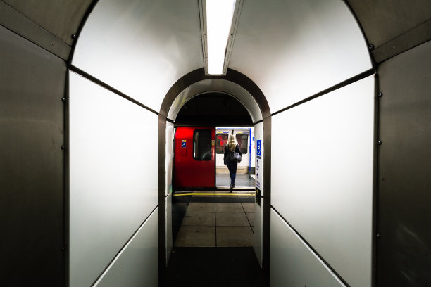 年轻女子独自登上地铁的背影图片下载