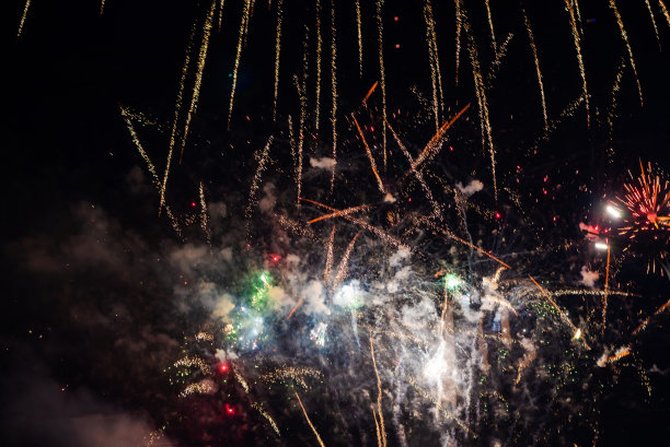 价格不贵，预算有限，美丽的烟花在城市中，映衬着夜空。图片下载