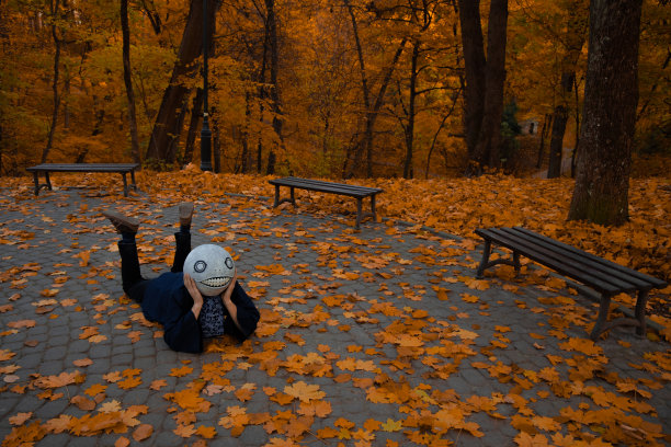 万圣节服装cosplay角色由男性十月公园美学与黄昏橙色树下的颜色图片下载