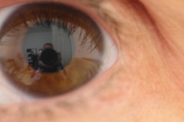 摄影师在模特眼中的倒影图片下载