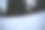 徒步旅行者在黄昏时带着头灯走在雪地上。图片下载