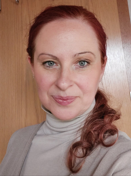 脸上洋溢着幸福。冬天的场景。美丽的成年女性。图片下载