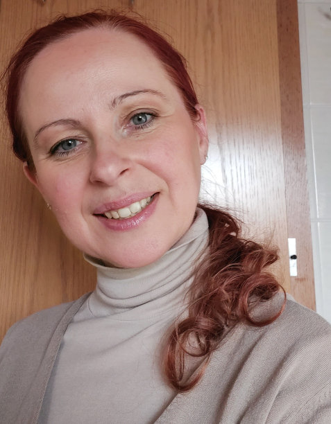 爆头。女人看着相机。特写照片。图片下载