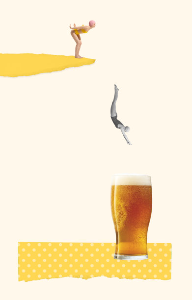 当代艺术拼贴。穿着泳装的年轻女孩跳进盛着泡沫啤酒的玻璃杯里图片下载