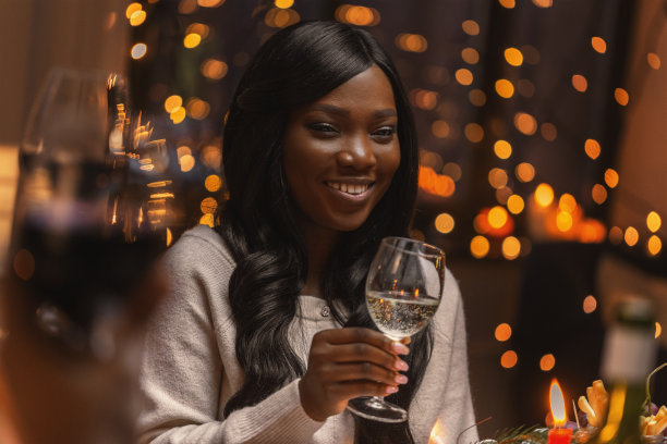快乐的女人在圣诞派对上喝着酒图片下载