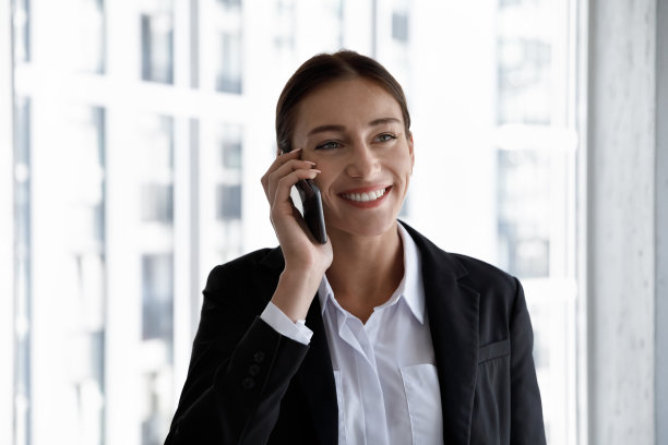 快乐有吸引力的成功女商人打电话交谈。图片下载